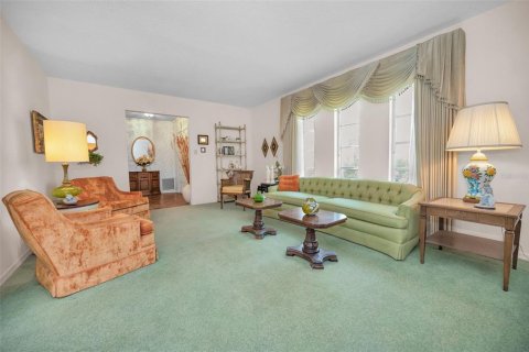 House in Tampa, Florida 4 bedrooms, 214.98 sq.m. № 1681694 - photo 7