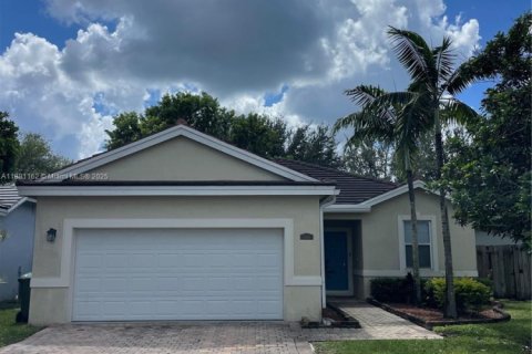 Снять в аренду виллу или дом в Хомстед, Флорида 3 спальни, 150.59м2, № 1946531 - фото 1