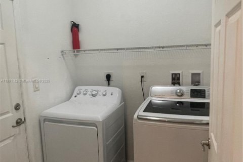 Снять в аренду виллу или дом в Хомстед, Флорида 3 спальни, 150.59м2, № 1946531 - фото 10