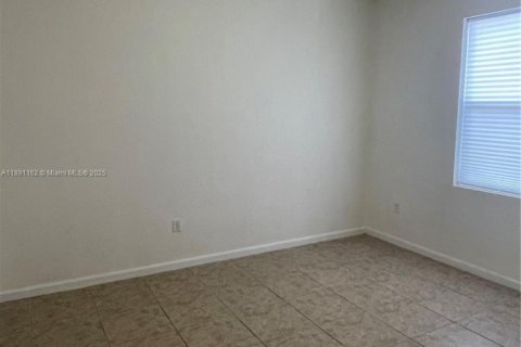 Снять в аренду виллу или дом в Хомстед, Флорида 3 спальни, 150.59м2, № 1946531 - фото 2