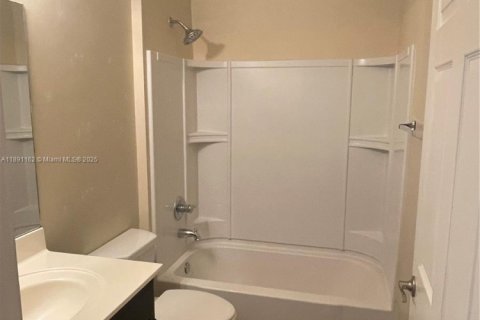 Снять в аренду виллу или дом в Хомстед, Флорида 3 спальни, 150.59м2, № 1946531 - фото 8