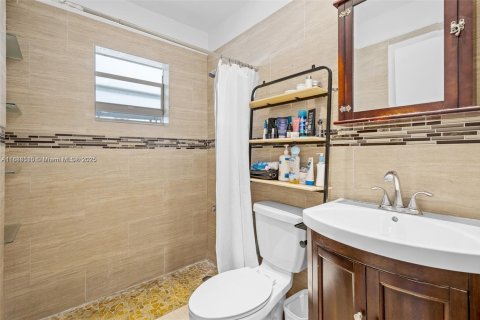 House in Miami, Florida 4 bedrooms, 160.72 sq.m. № 1941142 - photo 21