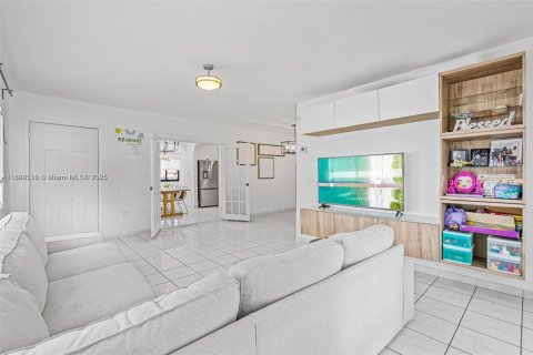 House in Miami, Florida 4 bedrooms, 160.72 sq.m. № 1941142 - photo 16