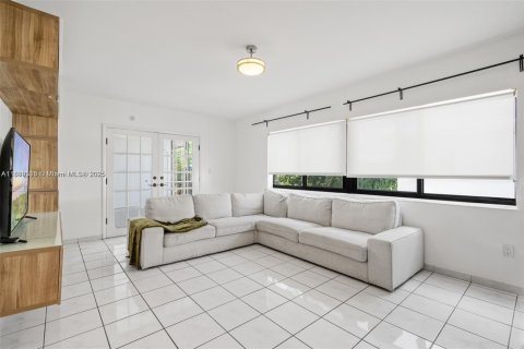 House in Miami, Florida 4 bedrooms, 160.72 sq.m. № 1941142 - photo 14