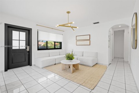 House in Miami, Florida 4 bedrooms, 160.72 sq.m. № 1941142 - photo 6