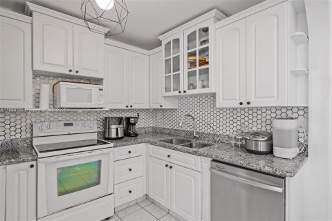 House in Miami, Florida 4 bedrooms, 160.72 sq.m. № 1941142 - photo 13