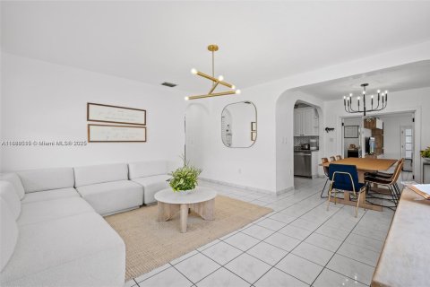 House in Miami, Florida 4 bedrooms, 160.72 sq.m. № 1941142 - photo 8