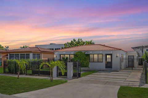 House in Miami, Florida 4 bedrooms, 160.72 sq.m. № 1941142 - photo 1
