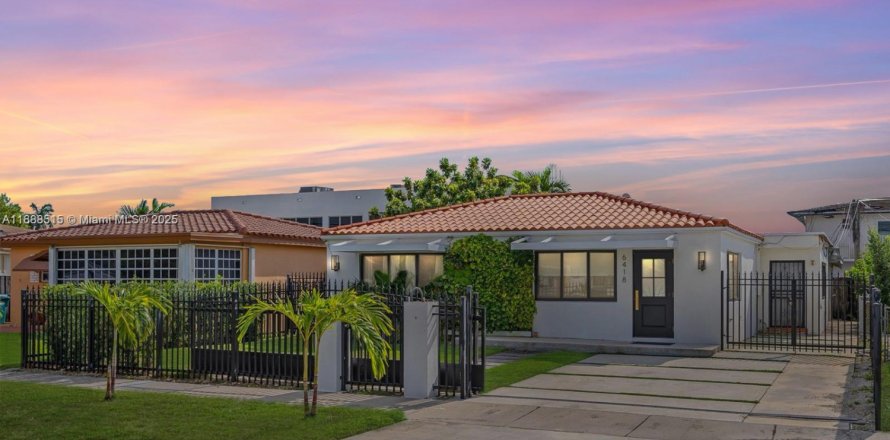 House in Miami, Florida 4 bedrooms, 160.72 sq.m. № 1941142