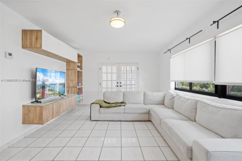 House in Miami, Florida 4 bedrooms, 160.72 sq.m. № 1941142 - photo 15