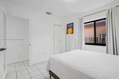 House in Miami, Florida 4 bedrooms, 160.72 sq.m. № 1941142 - photo 23