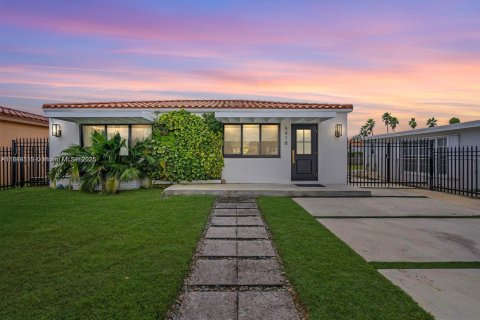 House in Miami, Florida 4 bedrooms, 160.72 sq.m. № 1941142 - photo 4