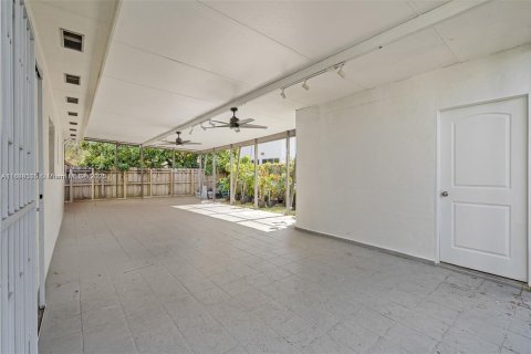 House in Miami, Florida 4 bedrooms, 160.72 sq.m. № 1941142 - photo 28