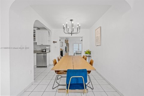 House in Miami, Florida 4 bedrooms, 160.72 sq.m. № 1941142 - photo 9