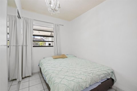 House in Miami, Florida 4 bedrooms, 160.72 sq.m. № 1941142 - photo 27