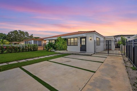 House in Miami, Florida 4 bedrooms, 160.72 sq.m. № 1941142 - photo 2