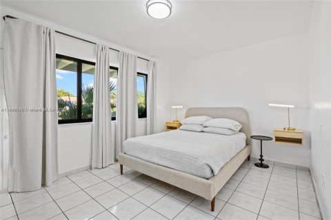 House in Miami, Florida 4 bedrooms, 160.72 sq.m. № 1941142 - photo 25