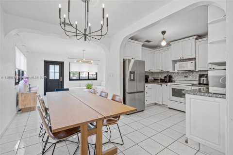 House in Miami, Florida 4 bedrooms, 160.72 sq.m. № 1941142 - photo 10