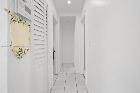 House in Miami, Florida 4 bedrooms, 160.72 sq.m. № 1941142 - photo 18