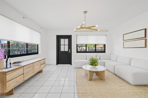 House in Miami, Florida 4 bedrooms, 160.72 sq.m. № 1941142 - photo 5