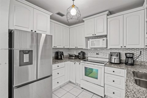 House in Miami, Florida 4 bedrooms, 160.72 sq.m. № 1941142 - photo 11