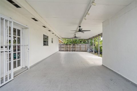 House in Miami, Florida 4 bedrooms, 160.72 sq.m. № 1941142 - photo 29
