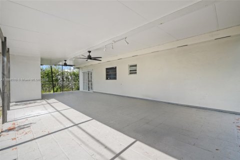 House in Miami, Florida 4 bedrooms, 160.72 sq.m. № 1941142 - photo 30