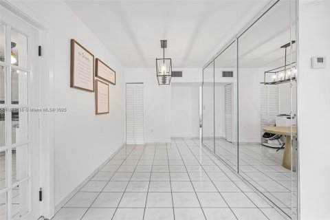 House in Miami, Florida 4 bedrooms, 160.72 sq.m. № 1941142 - photo 17