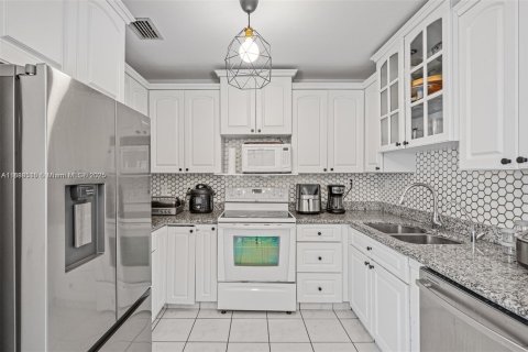 House in Miami, Florida 4 bedrooms, 160.72 sq.m. № 1941142 - photo 12