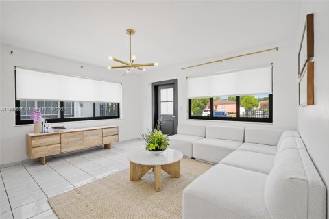 House in Miami, Florida 4 bedrooms, 160.72 sq.m. № 1941142 - photo 7