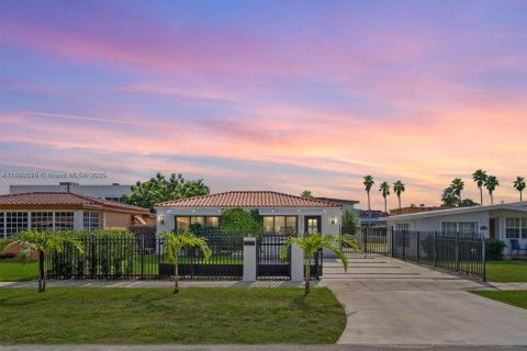 House in Miami, Florida 4 bedrooms, 160.72 sq.m. № 1941142 - photo 3