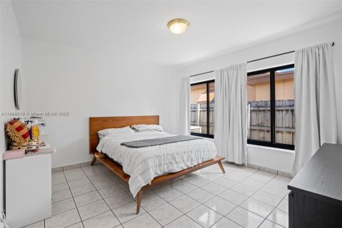 House in Miami, Florida 4 bedrooms, 160.72 sq.m. № 1941142 - photo 19