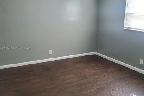 Condo in North Lauderdale, Florida, 3 bedrooms  № 2025074 - photo 11