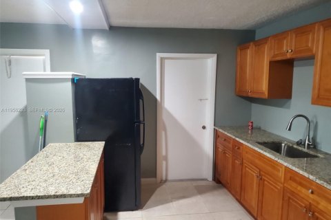 Condo in North Lauderdale, Florida, 3 bedrooms  № 2025074 - photo 3