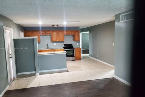 Condo in North Lauderdale, Florida, 3 bedrooms  № 2025074 - photo 2