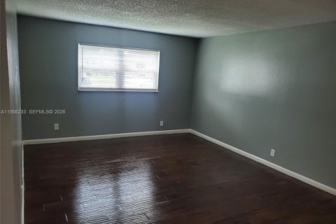 Condo in North Lauderdale, Florida, 3 bedrooms  № 2025074 - photo 5