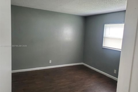 Condo in North Lauderdale, Florida, 3 bedrooms  № 2025074 - photo 9