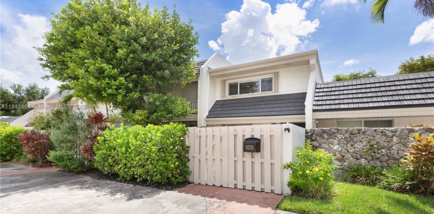 Townhouse in Miami, Florida 2 bedrooms, 119.1 sq.m. № 1839446