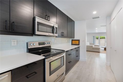 Townhouse in Miami, Florida 2 bedrooms, 119.1 sq.m. № 1839446 - photo 9