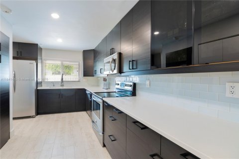 Townhouse in Miami, Florida 2 bedrooms, 119.1 sq.m. № 1839446 - photo 10