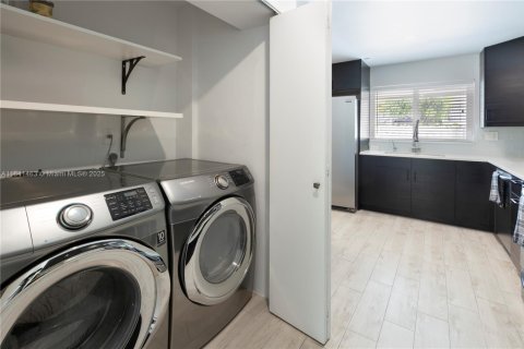 Townhouse in Miami, Florida 2 bedrooms, 119.1 sq.m. № 1839446 - photo 12