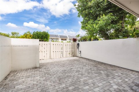Townhouse in Miami, Florida 2 bedrooms, 119.1 sq.m. № 1839446 - photo 22