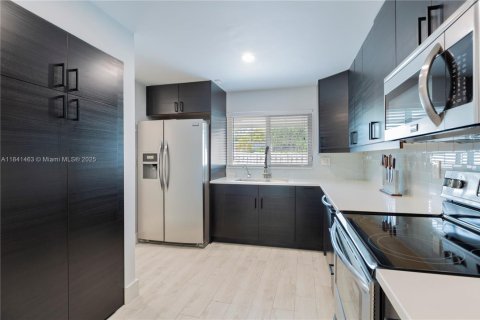 Townhouse in Miami, Florida 2 bedrooms, 119.1 sq.m. № 1839446 - photo 11