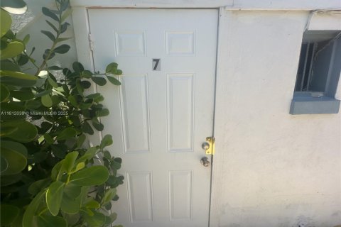 Casa en alquiler en Miami, Florida, 2 dormitorios, 78.04 m2 № 1957825 - foto 1