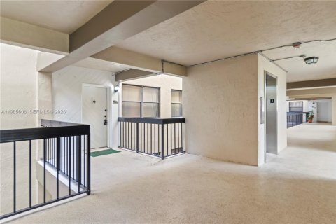 Condominio en alquiler en Miami, Florida, 2 dormitorios, 119.57 m2 № 2027214 - foto 3