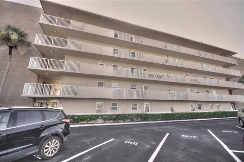 Condo in New Smyrna Beach, Florida, 2 bedrooms  № 2216045 - photo 18