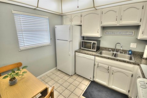 Condo in New Smyrna Beach, Florida, 2 bedrooms  № 2216045 - photo 2