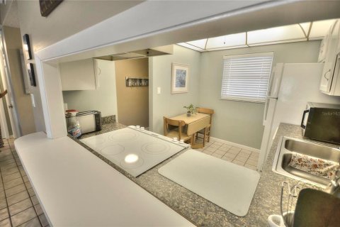 Condo in New Smyrna Beach, Florida, 2 bedrooms  № 2216045 - photo 4