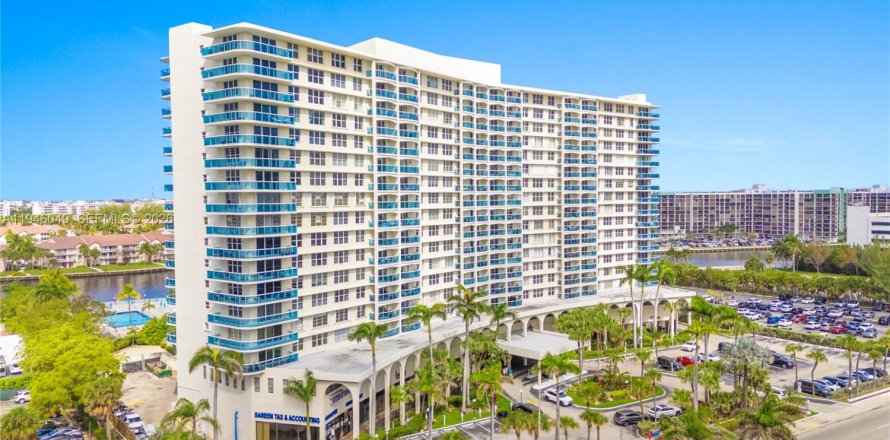 Кондоминиум с 2 спальнями в Холливуд, Флорида № 2002318