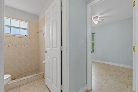 Immobilier commercial à louer à Miami, Floride: 1 chambre № 2030371 - photo 2
